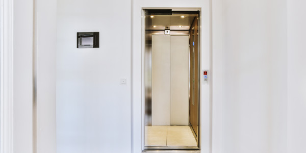 Pintar Fachadas y Patios de Luces de Comunidades Vecinos / Propietarios en Reus · Esmalte de Puertas de Ascensores, Puertas de Emergencia y Portales