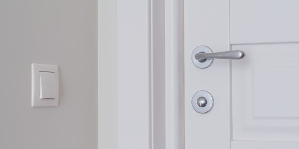Pintar Fachadas y Patios de Luces de Comunidades Vecinos / Propietarios en Reus · Pintura para Pintado de Puertas Privadas de Vecinos