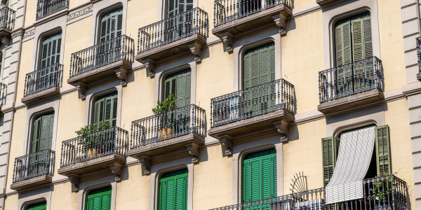 Pintar Fachadas y Patios de Luces de Comunidades Vecinos / Propietarios en Reus · Reparación y Preparación de Superficies