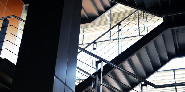 Pintar Fachadas de Empresas / Negocios / Locales Comerciales en Reus · Pintado de Escaleras