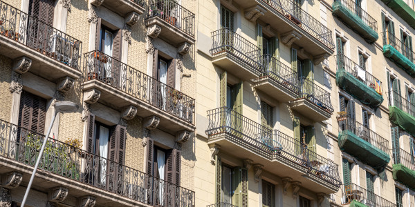 Trabajos Verticales en Fachadas de Edificios / Viviendas en Reus · Pintado de Fachadas con Difícil Acceso