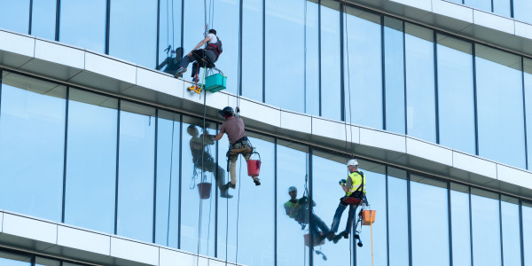 Trabajos Verticales en Fachadas de Edificios / Viviendas en Reus · Pintado Económico y Rápido de Fachadas