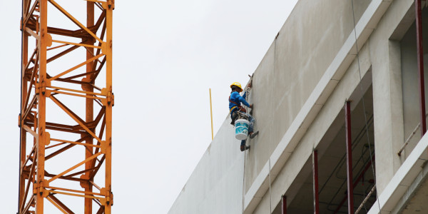 Trabajos Verticales en Fachadas de Edificios / Viviendas en Reus · Pintar Edificios de Construcción de Obra Nueva