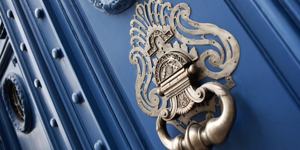 Rehabilitación y Restauración de Fachadas en Reus · Restauración de Puertas / Portales / Ventanas de Madera
